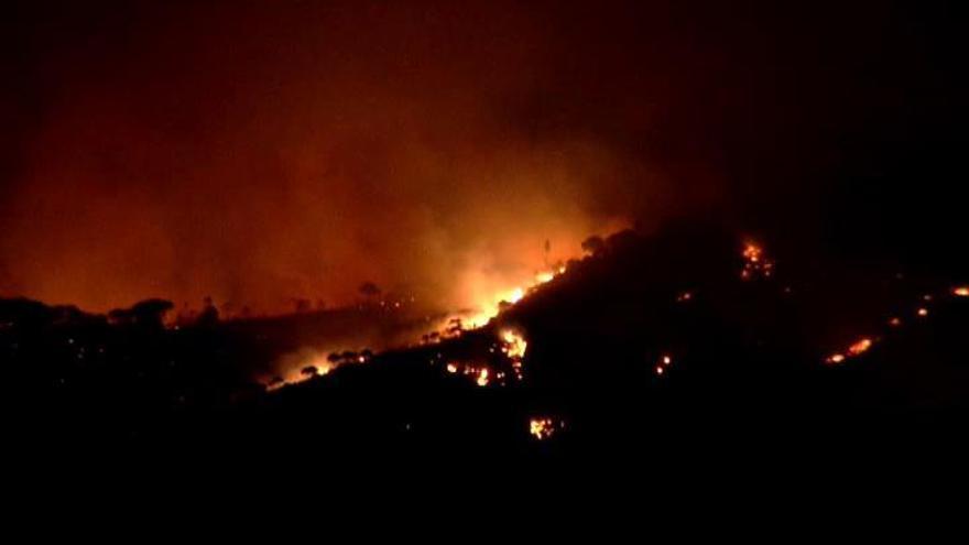 El incendio declarado en Nerva (Huelva) ha obligado a desalojar a 22 familias y ya ha afectado a 500 hectáreas