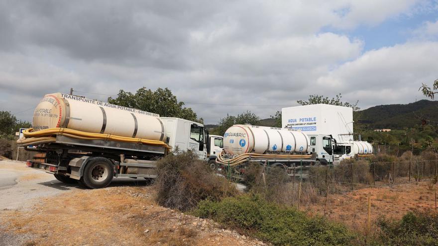 Varios camiones de transporte de agua potable, en el pozo de Can Guasch.