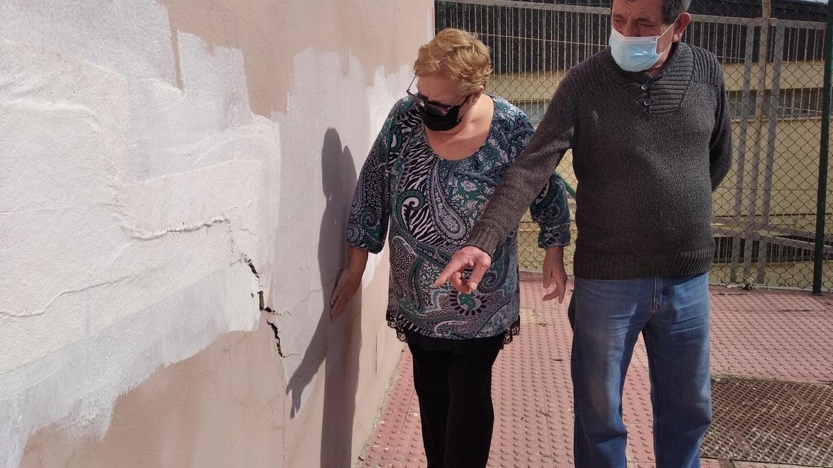 Paqui y José Antonio muestran una de las grietas y el abombamiento de su casa.