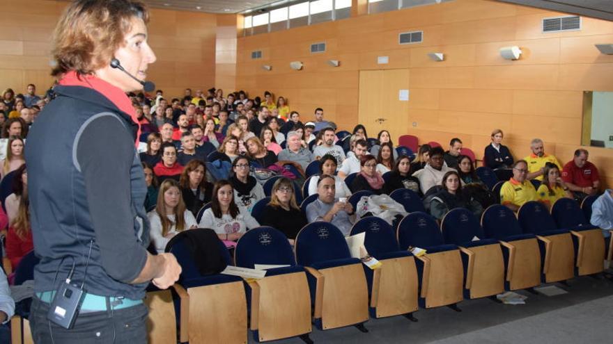 La bombera , bioquímica i esportista d&#039;èlit Emma Roca durant la seva intervenció a Berga