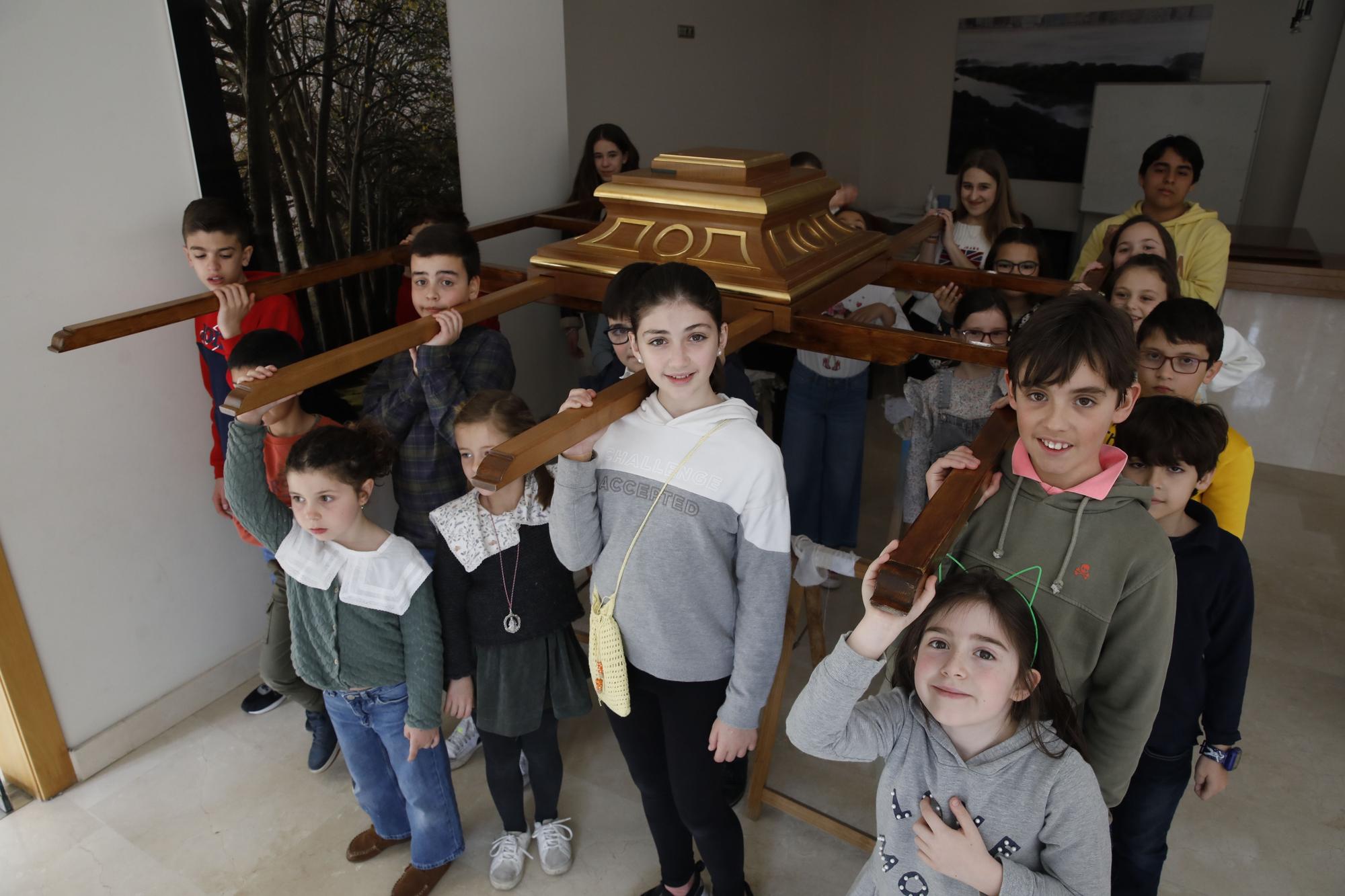 En imágenes: Ensayo de la Cofradía del Niño del Remedio para su procesión de Semana Santa