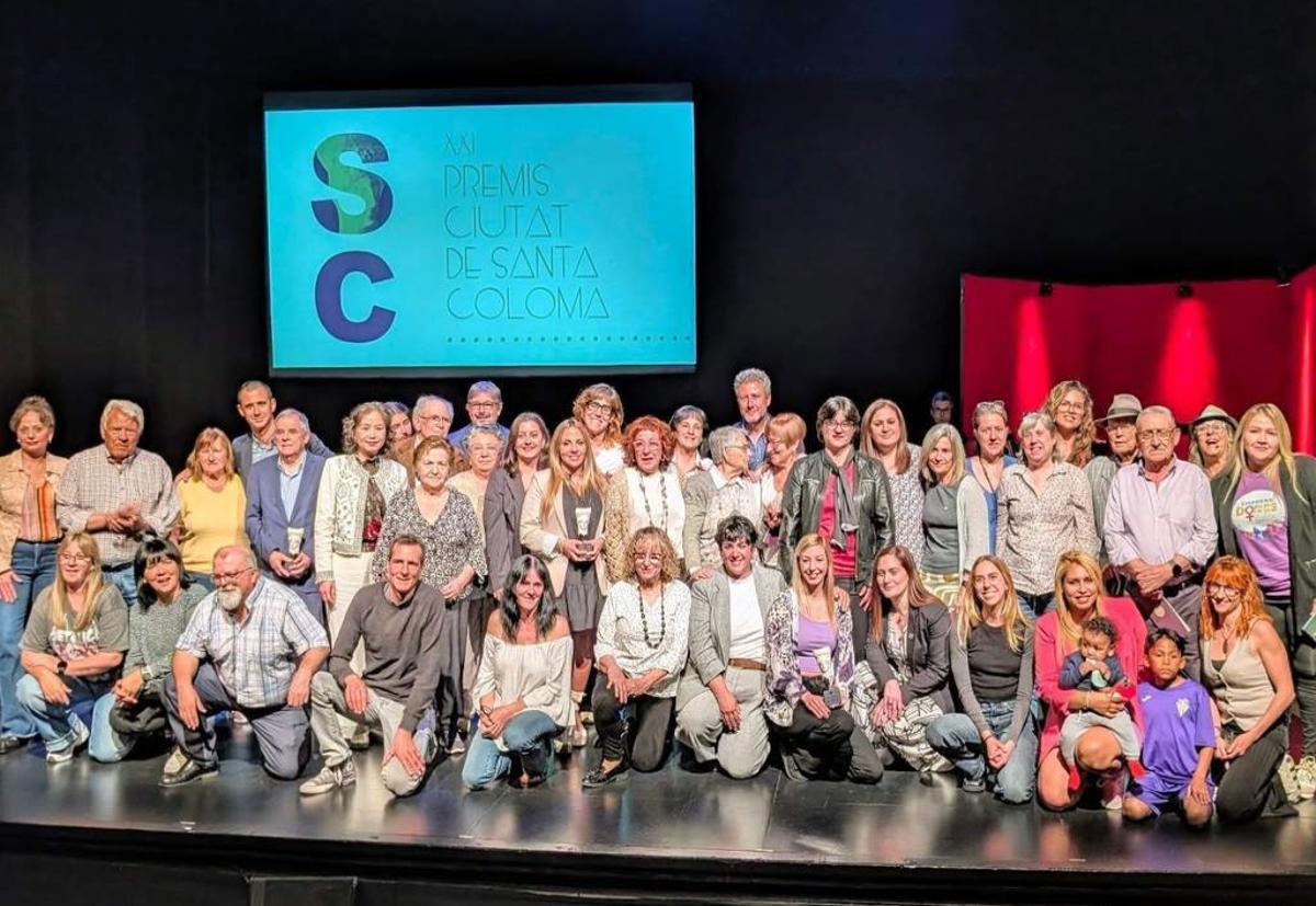 Foto de familia de la 21 edición de los Premis Ciutat de Santa Coloma