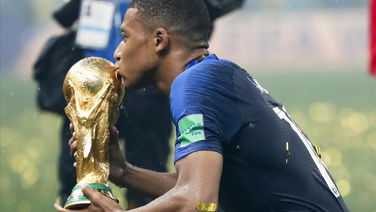 Kylian Mbappé besando la Copa del Mundo conquistada en Rusia