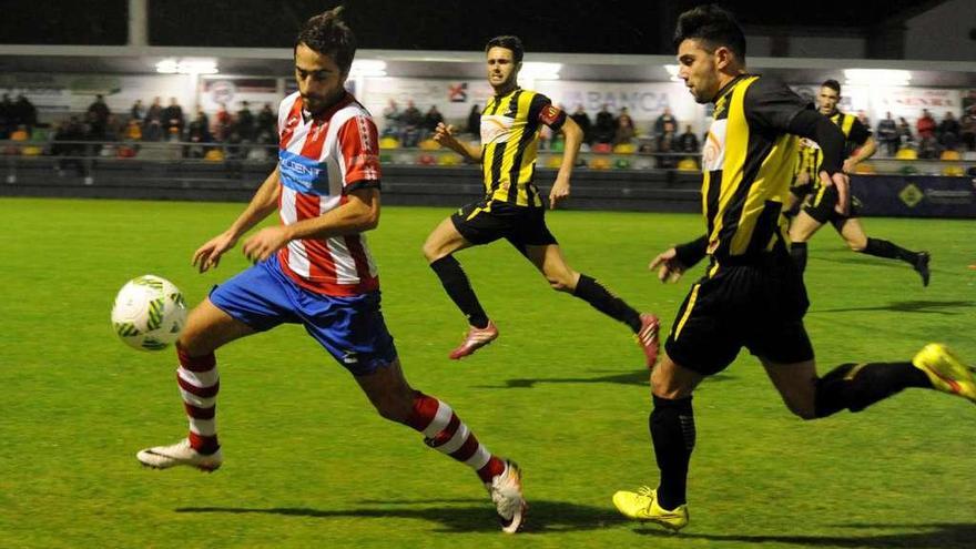 En el duelo de la primera vuelta en A Senra la victoria se quedó en Ribadumia por 1-0. // Iñaki Abella