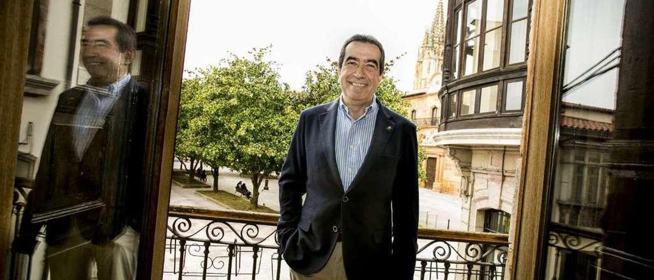 Alberto Muñoz, ayer, en la sede del Consejo Escolar, en Oviedo, con la Corrada del Obispo a su espalda.