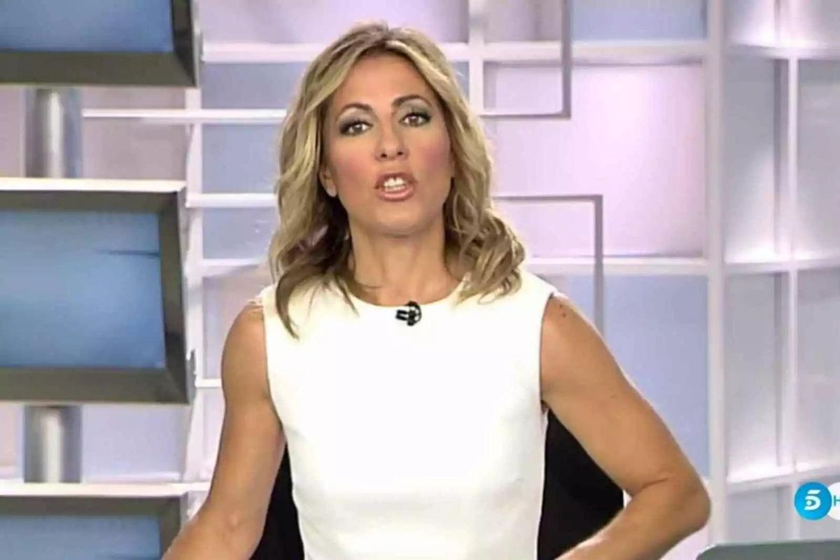 La periodista extremeña Ángeles Blanco presenta el acto.