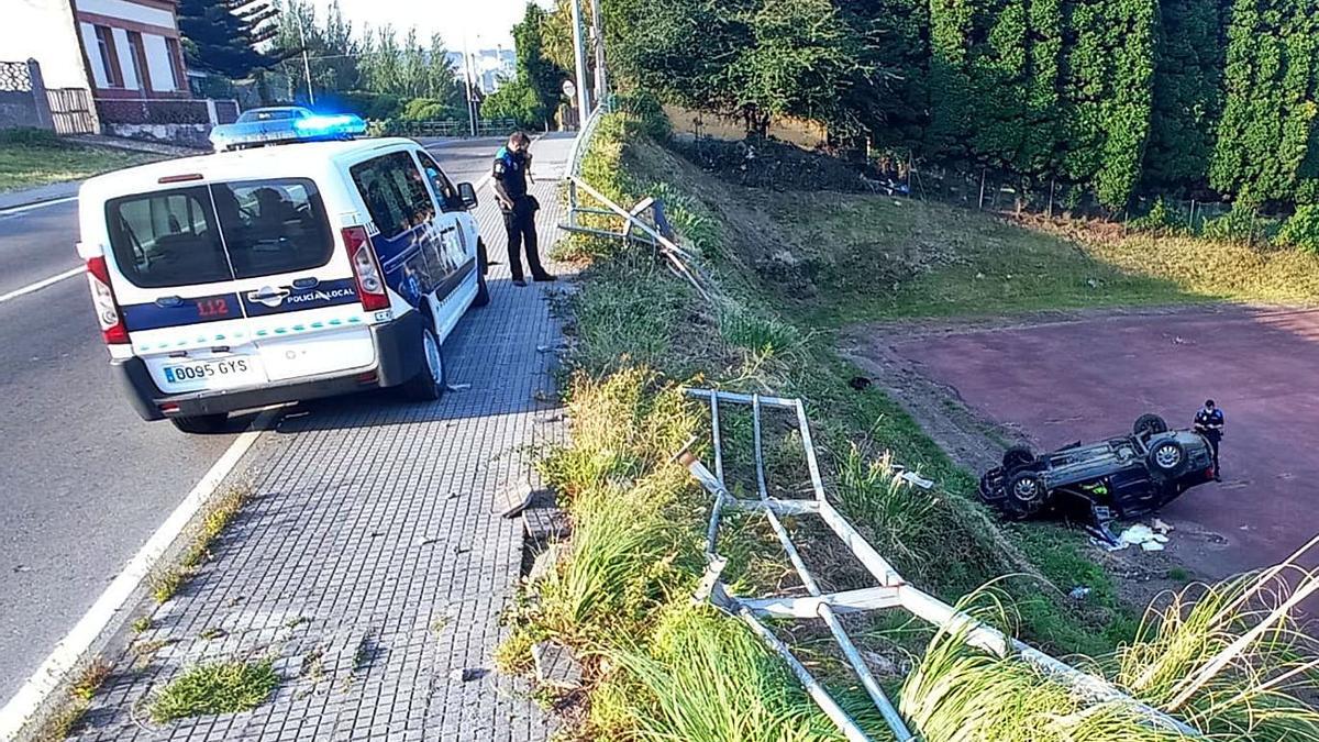 Un herido al caer un turismo por un terraplén en Bens.