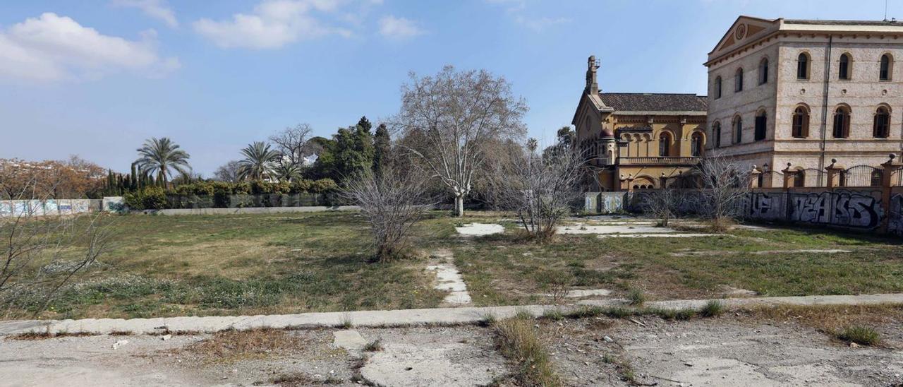 El solar de Jesuitas sigue esperando su conversión en un jardín autóctono. | M.A. MONTESINOS