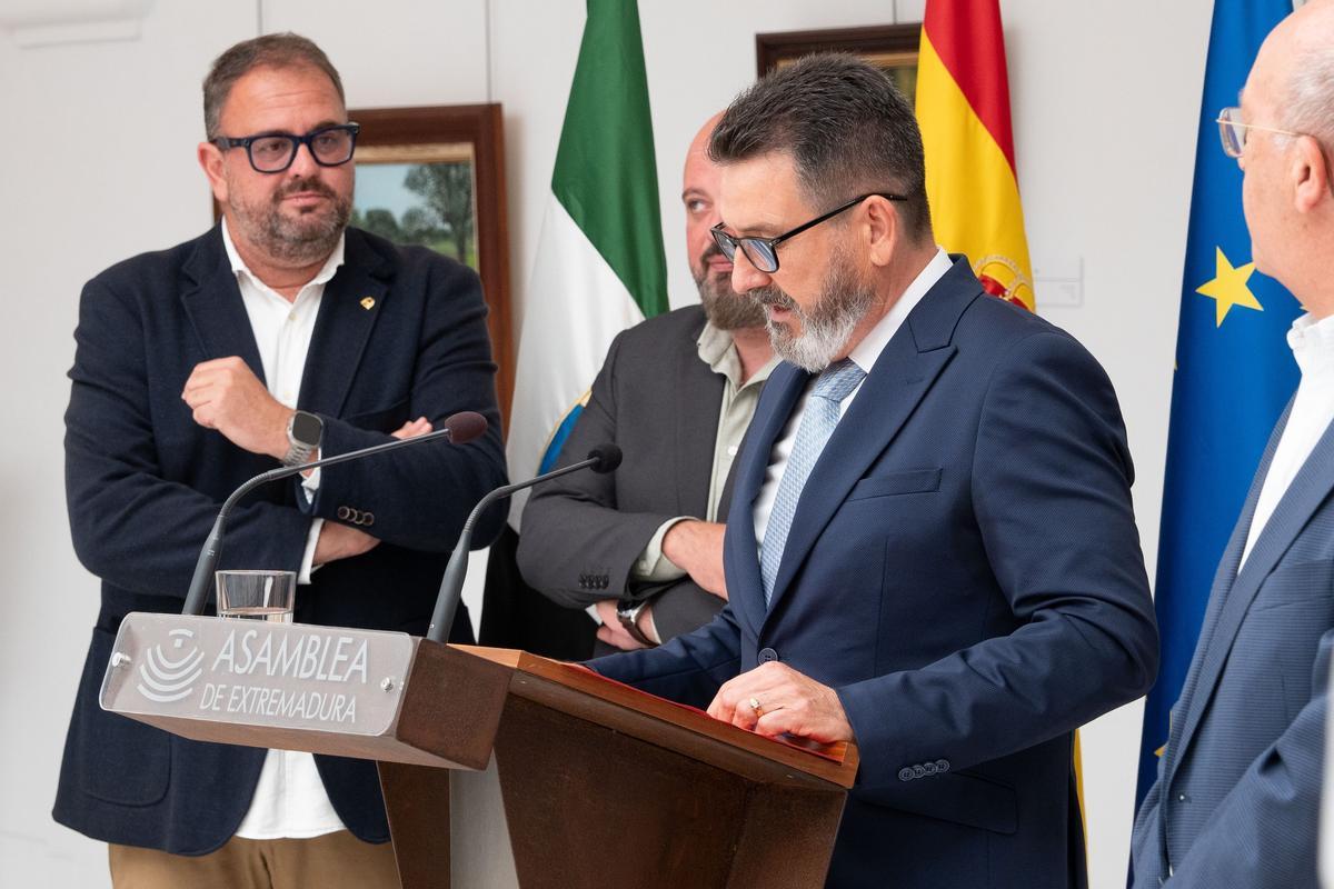 Visitantes y autoridades recorren en la Asamblea de Extremadura la exposición "Mi tierra, mis gentes", del pintor emeritense Francisco Miranda.