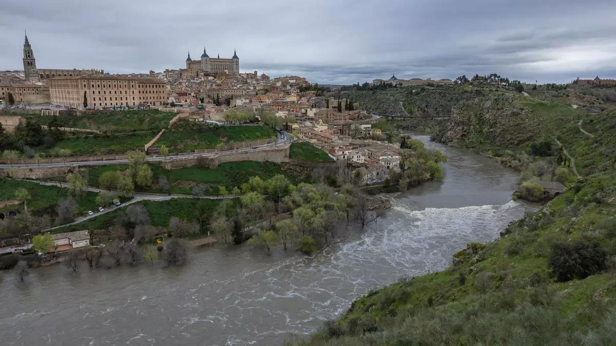 Crecida del río Tajo en este mes de marzo de 2025 a su paso por Toledo.
