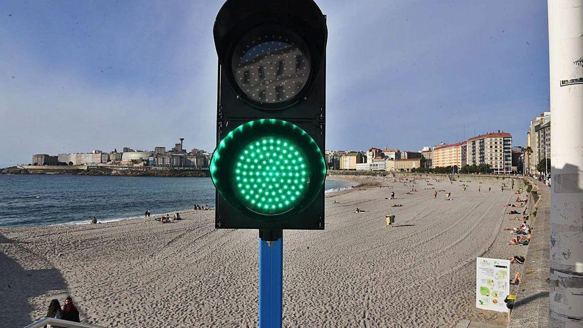 Uno de los semáforos instalados en las playas de A Coruña para controlar el aforo.