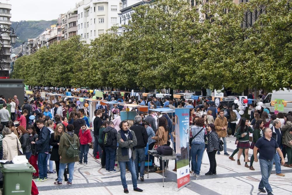 Mercadillo de escolares en el Paseo de Los Álamos de Oviedo