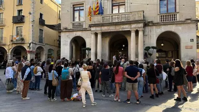 VÍDEO | Concentració a Figueres per condemnar el crim masclista i demanar "responsabilitats"