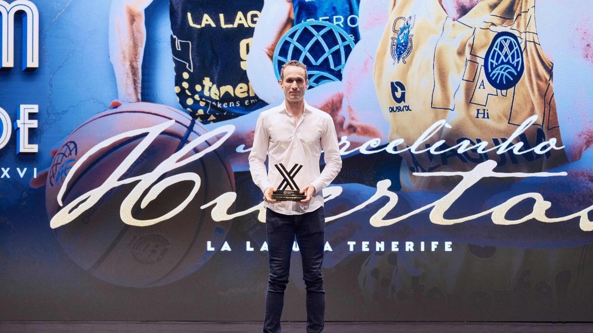 Marcelinho Huertas, con el trofeo de integrante del quinteto de la década de la BCL.