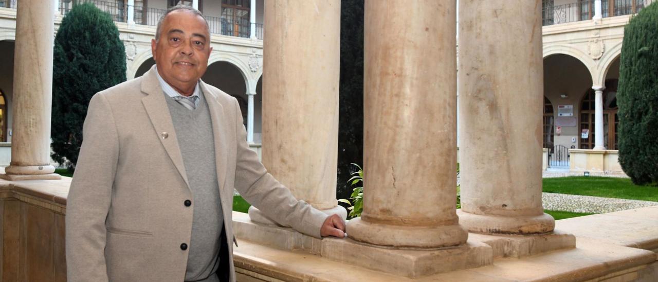 Pascual Vera, en el claustro del Campus de La Merced de Murcia.