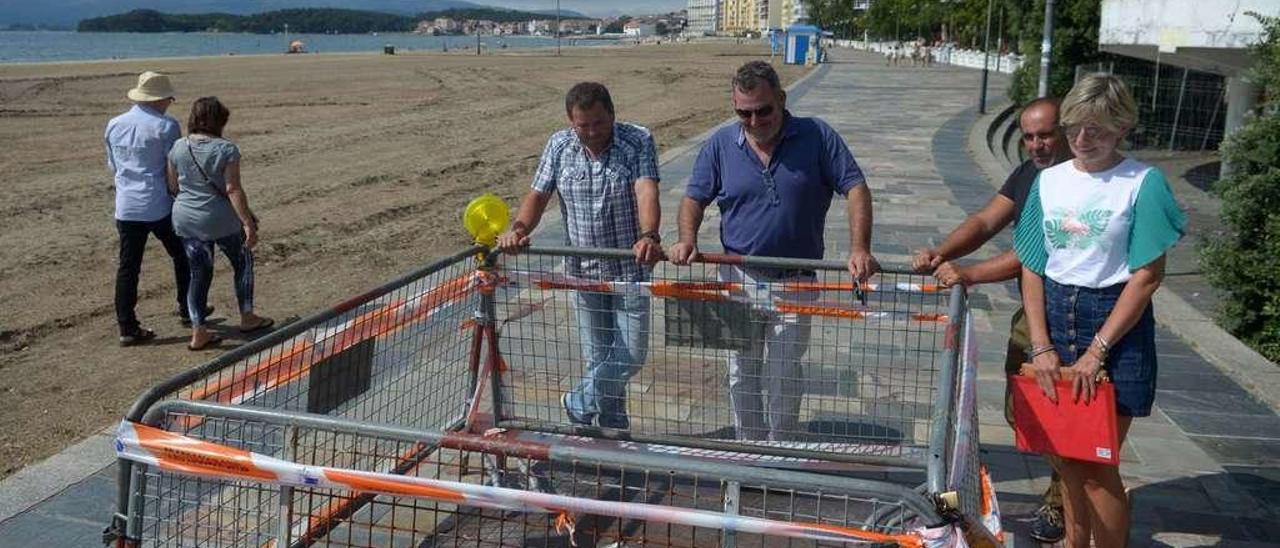 El patrón de Carril, José Luis Villanueva, compareció ayer en el paseo marítimo de Vilagarcía acompañado de su directiva. // Noé Parga