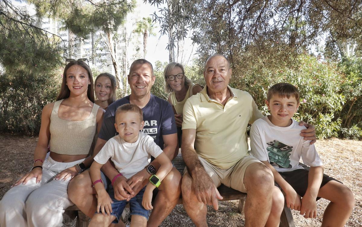 Gregorio García Clavel y su familia con Francisco Martín Alcaraz, su mujer y su nieto.