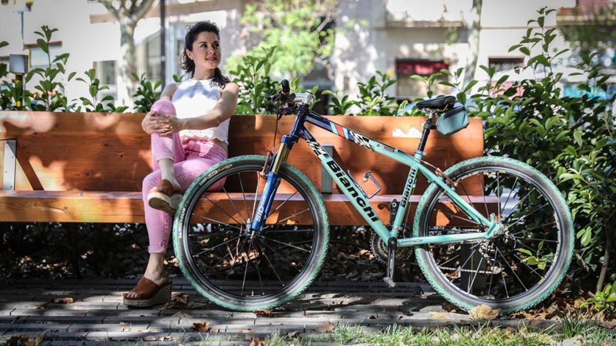 Miriam Luna no se separa nunca de su bicicleta