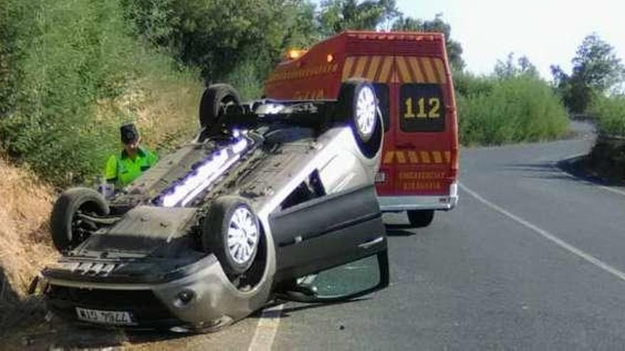 Estado en el que quedó el coche que conducía el octogenario. // FdV