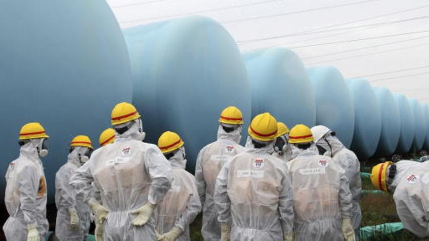 Miembros de la NRA inspeccionan los tanques de agua.