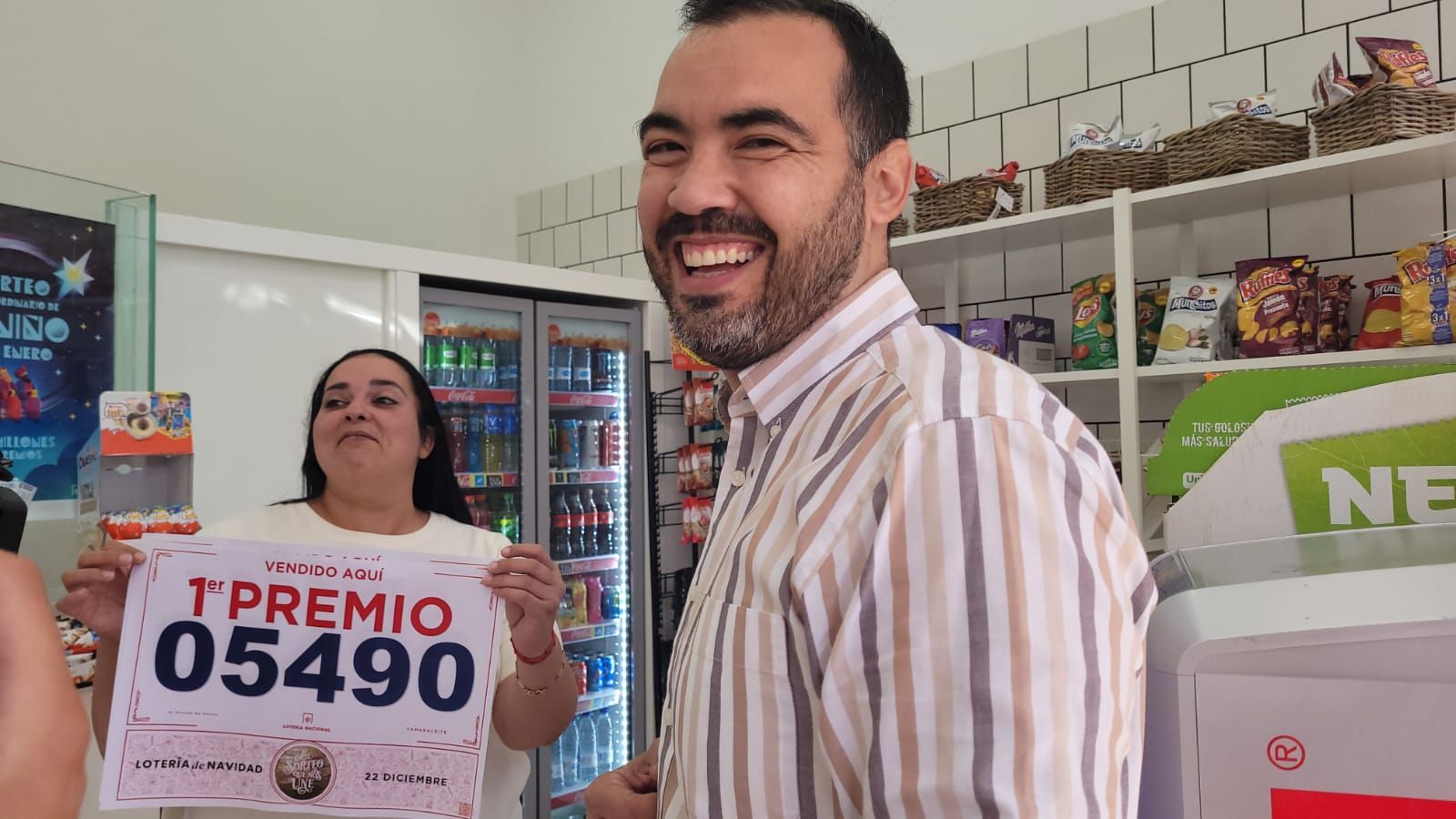 Alegría en el Centro Comercial Alisios, donde han repartido el Gordo de la Lotería de Navidad.