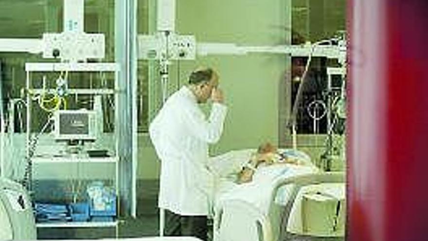 Un médico y un paciente en el hospital de Mieres.