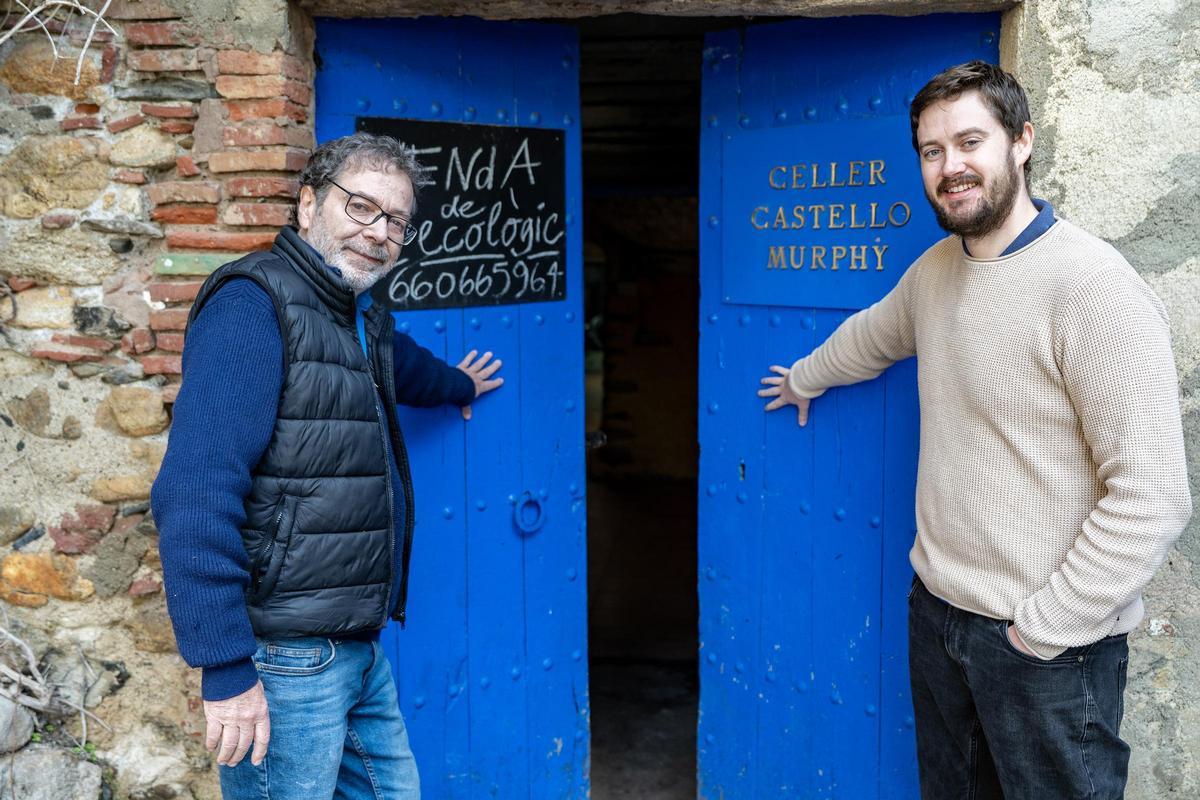 Joan Castelló i Gabriel Castelló, pare i fill, dues generacions del celler Castelló Murphy creant vins junts.
