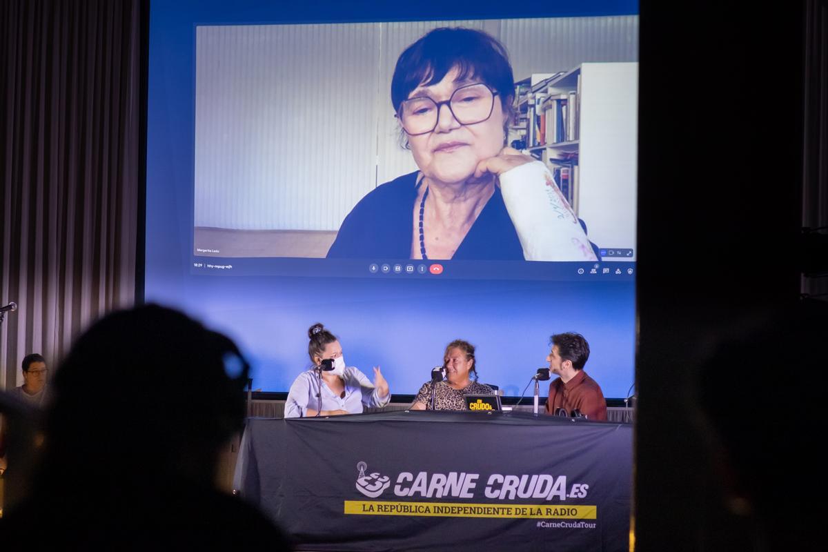 Grabación del programa de radio Carne Cruda, ayer en el FICBueu, con Margarita Ledo.