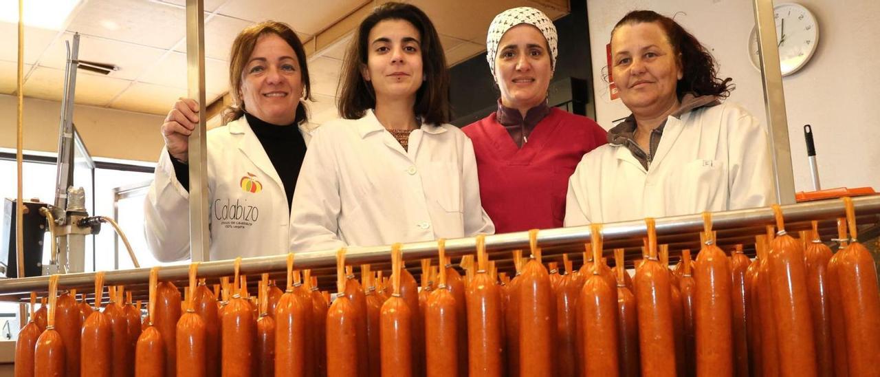 De izda. a dcha., Keila Pousa, directora comercial de Calabizo, con las operarias Jenny Conde, María Figueroa y Carmen Rial, enel obrador.  // J. Lores