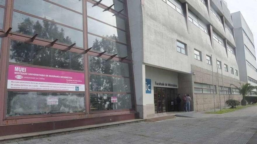 Exterior de la facultad de Informática de la Universidade da Coruña, en el campus de Elviña.