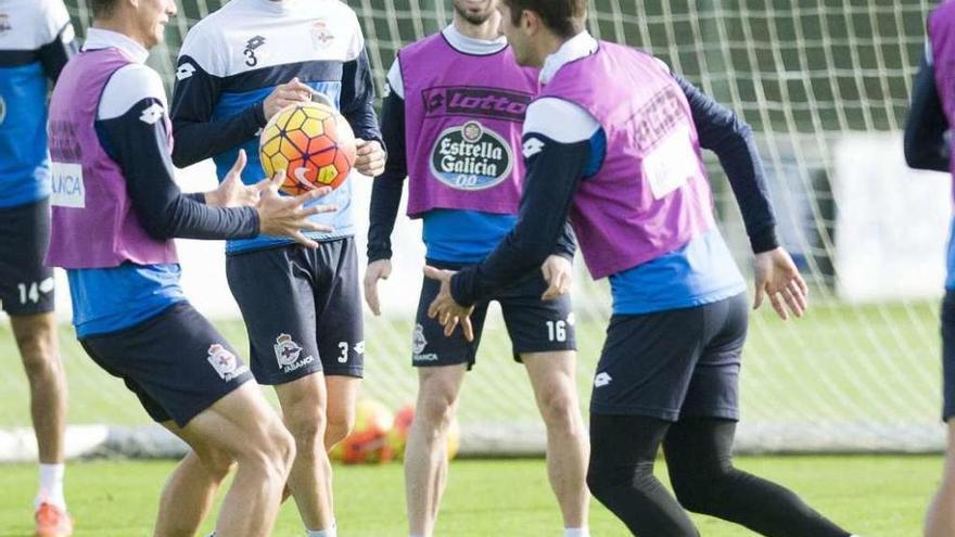 Os xogadores do Deportivo no adestramento de onte.