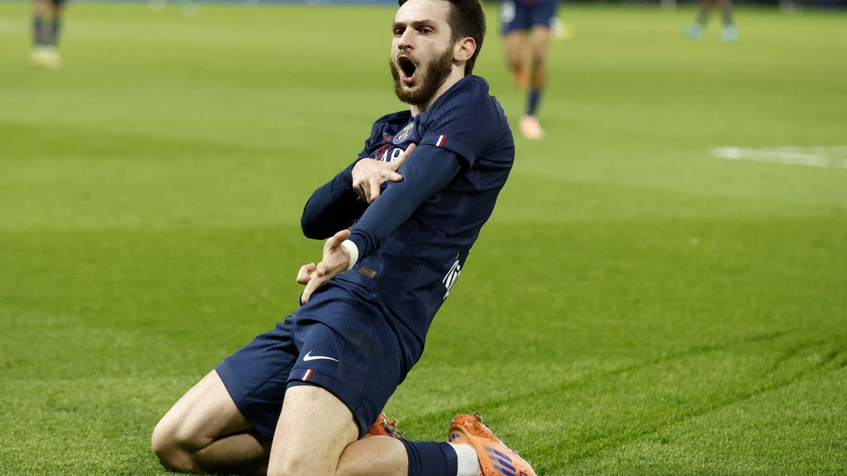 El extremo georgiano Khvicha Kvaratskhelia (C), del PSG, celebra el 3-0 durante el partido de la Ligue 1 que han jugado Paris Saint Germain y Stade Rennais FC en París, Francia. EFE/EPA/YOAN VALAT