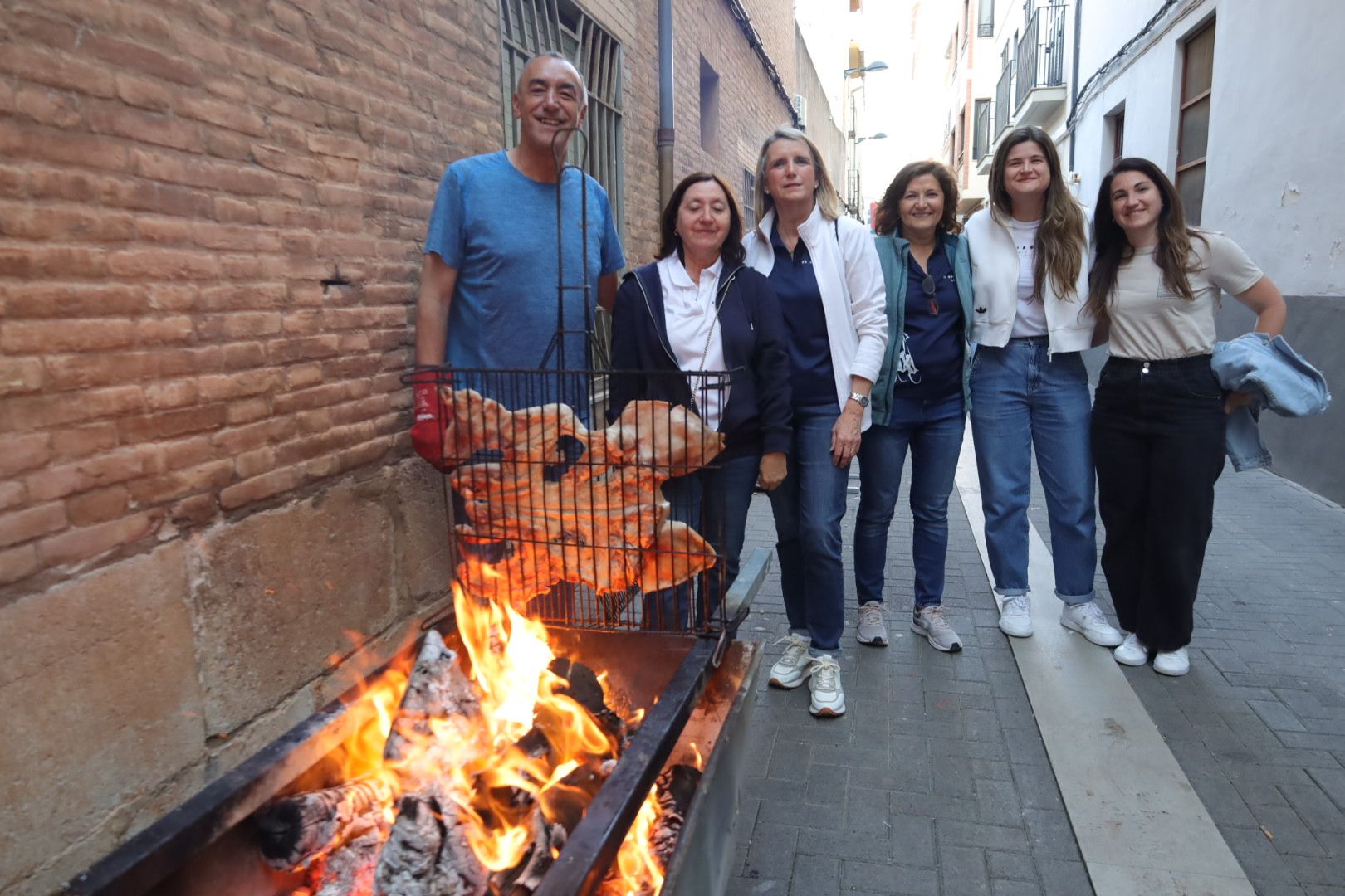 FOTOGALERÍA I Las imágenes de la Nit de la Xulla y del encuentro de elaboración de allioli de las fiestas de Vila-real