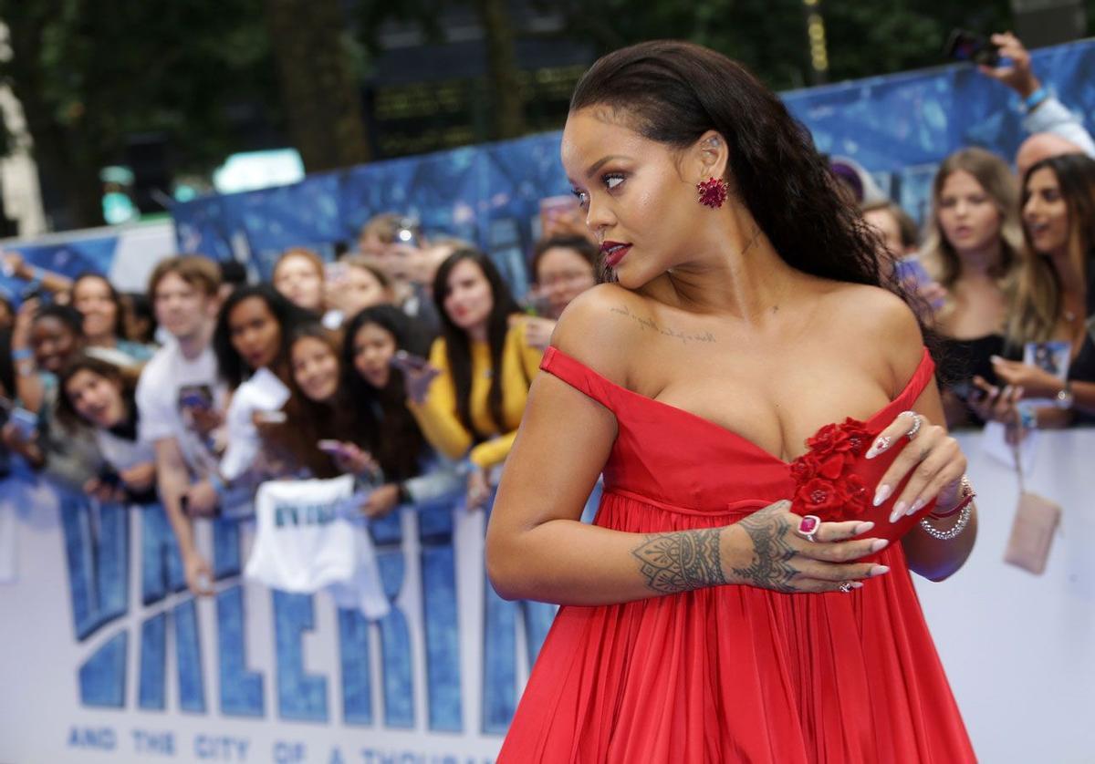 Detalle del look de Rihanna con vestido rojo de Giambattista Valli en Londres