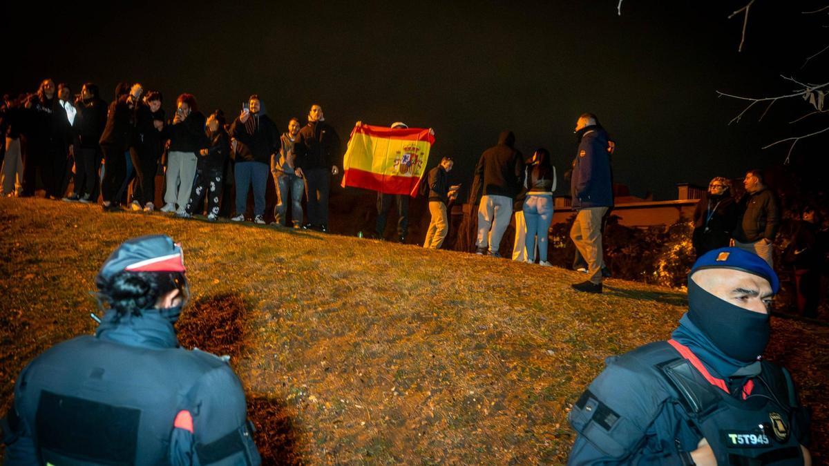 Concentraciones en Badalona a favor y en contra el desalojo de migrantes del B9