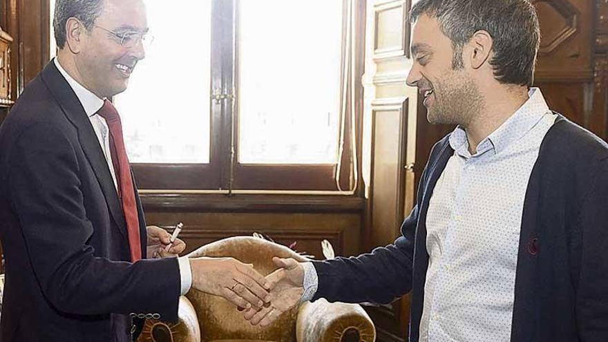 José Manuel García y Xulio Ferreiro, en una reunión en el Palacio de María Pita. | queiruga/roller agencia