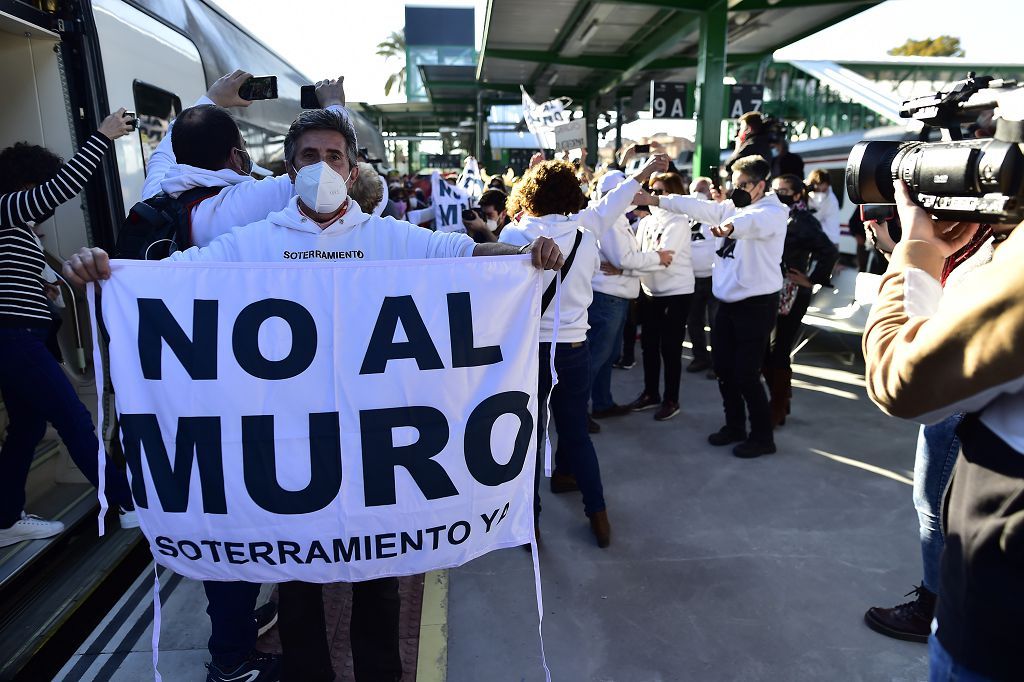 Los vecinos de las vías, celebran su primer viaje en el nuevo tren soterrado