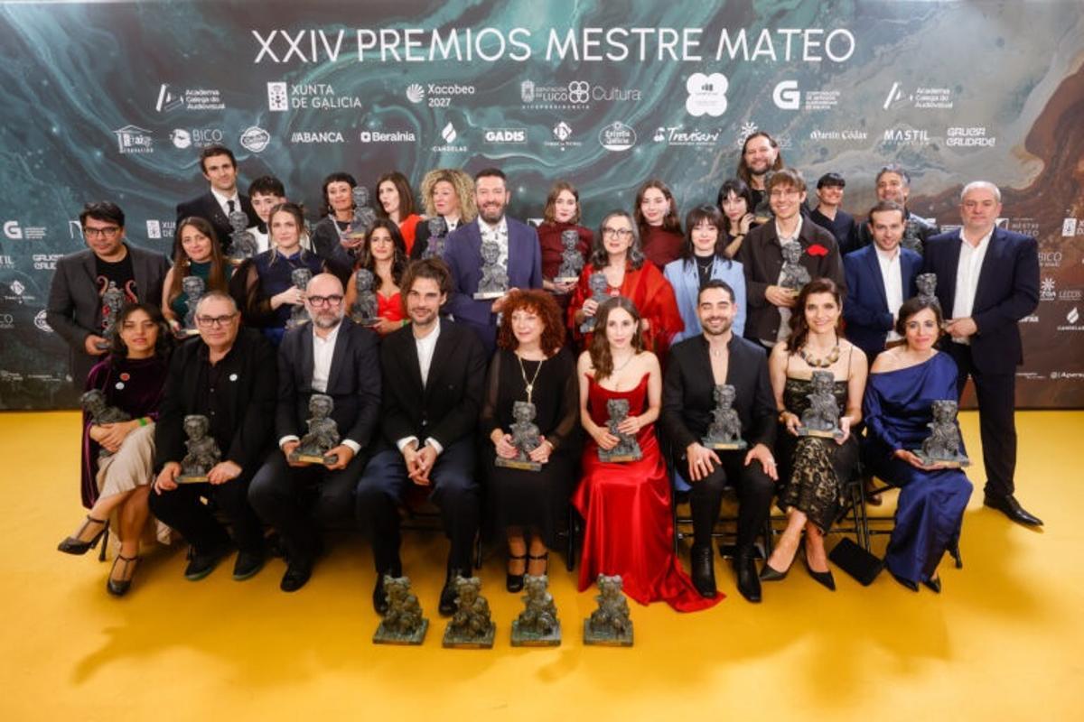 El isleño (a la izquierda, de pie y con gafas) con el resto de premiados en los Mestre Mateo.