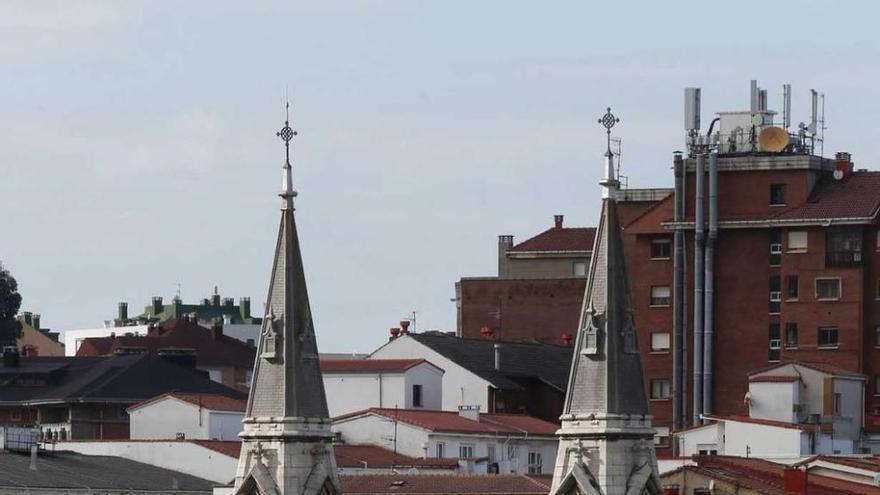 Fachadas y tejados del casco antiguo, con Santo Tomás al fondo.