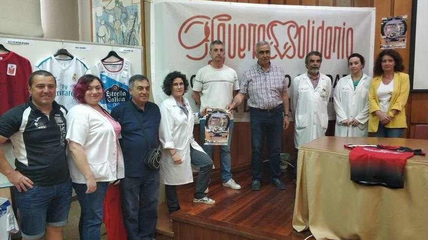 Organizadores, representantes municipales y médicos, ayer, en Jarrio, durante la presentación de la prueba.