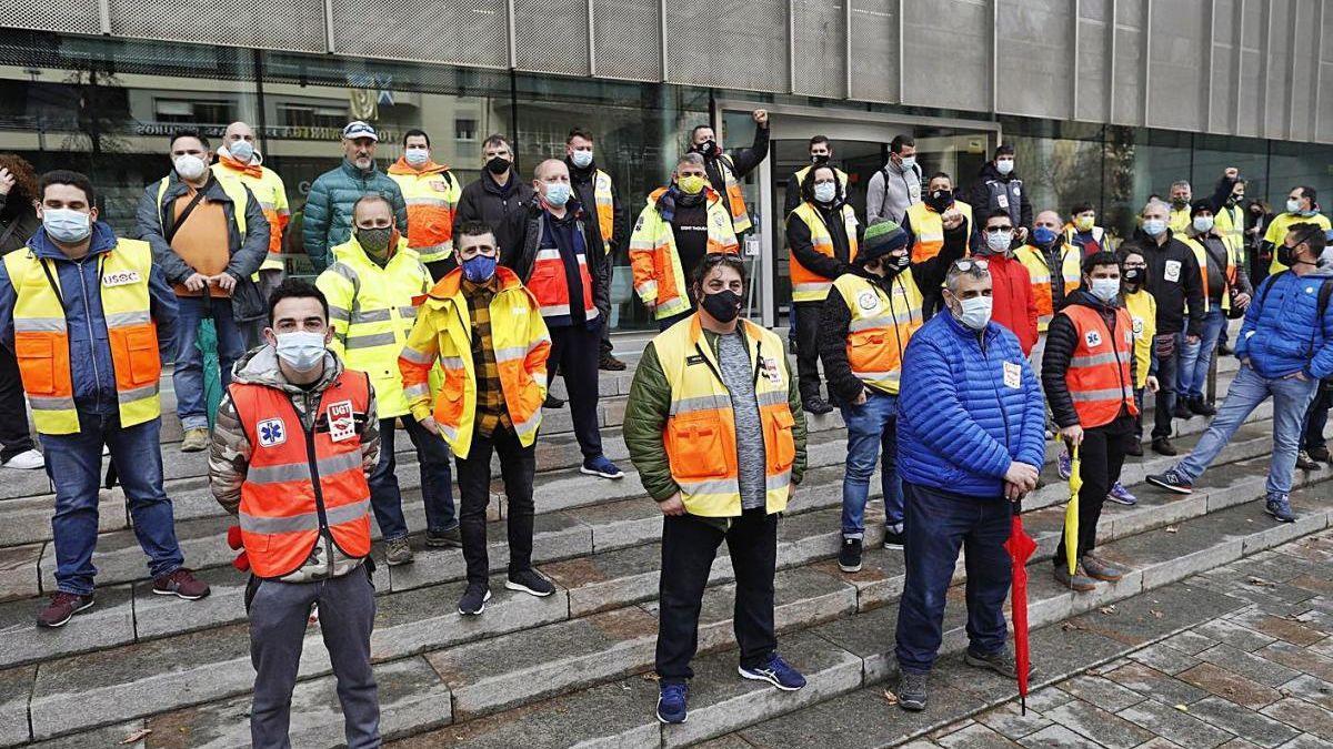 Treballadors del transport sanitari, en una concentració a Girona durant la vaga de principis d&#039;any.