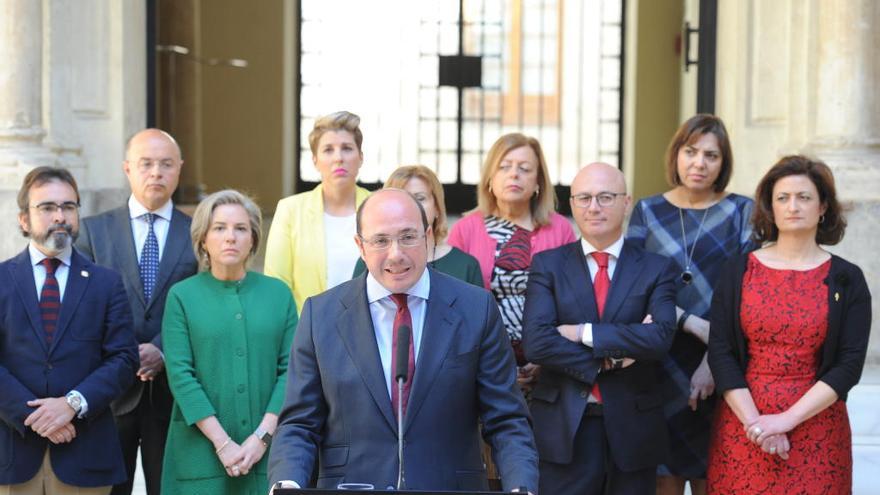 María Dolores Pagán, primera por la izquierda, durante la rueda de prensa en la que Pedro Antonio Sánchez ha anunciado su dimisión.