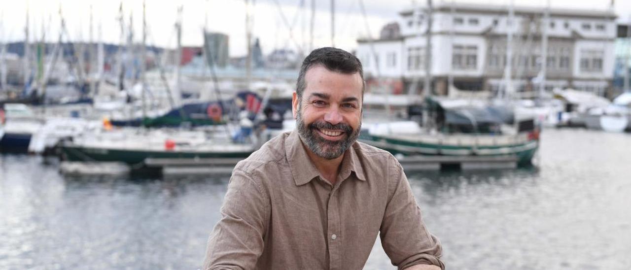 Jaume Sanllorente, fundador y actual director de la ONG Sonrisas de Bombay, ayer, en la dársena de la Marina.