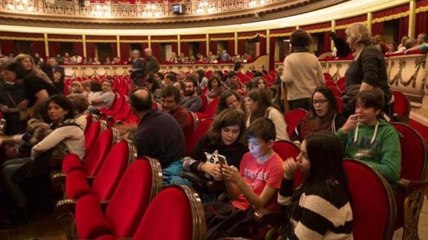 Estudiantes, el pasado jueves, en el teatro Campoamor.