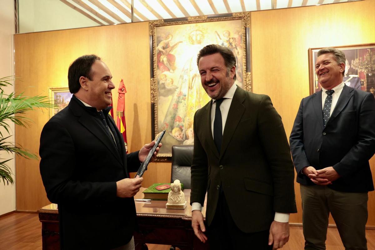 La corbata de la Dama que Ruz le entregó a Pérez Llorca, con el vicepresidente Martínez Mus detrás.