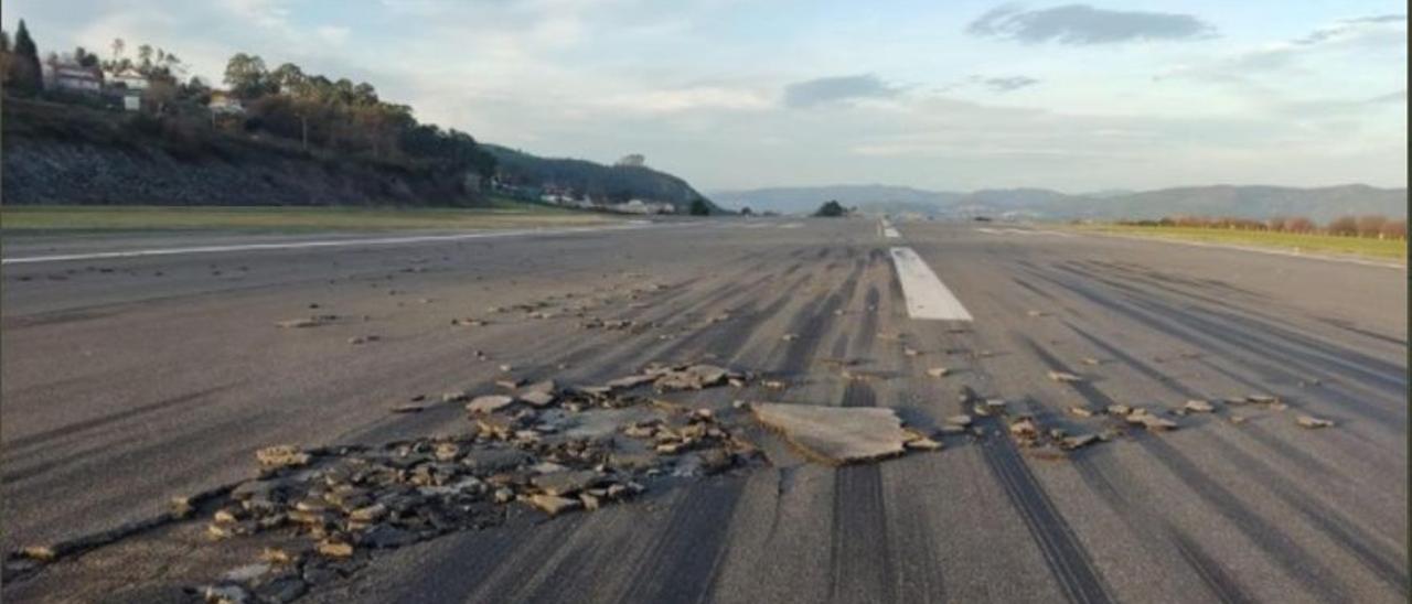 Socavón en la pista de aterrizaje de Peinador que provocó el cierre del aeropuerto a comienzos de año