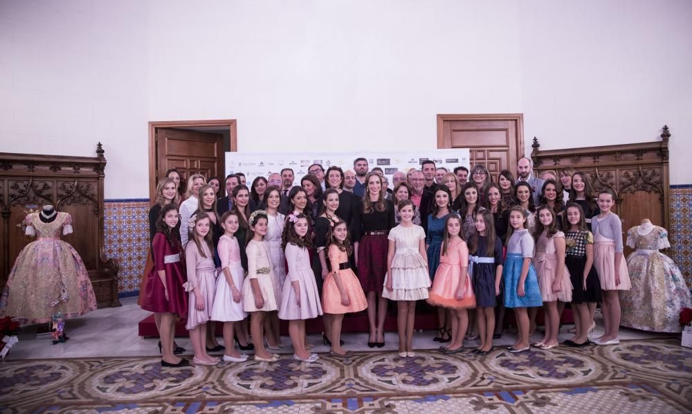 Las falleras con los colaboradores, proveedores e indumentartistas.