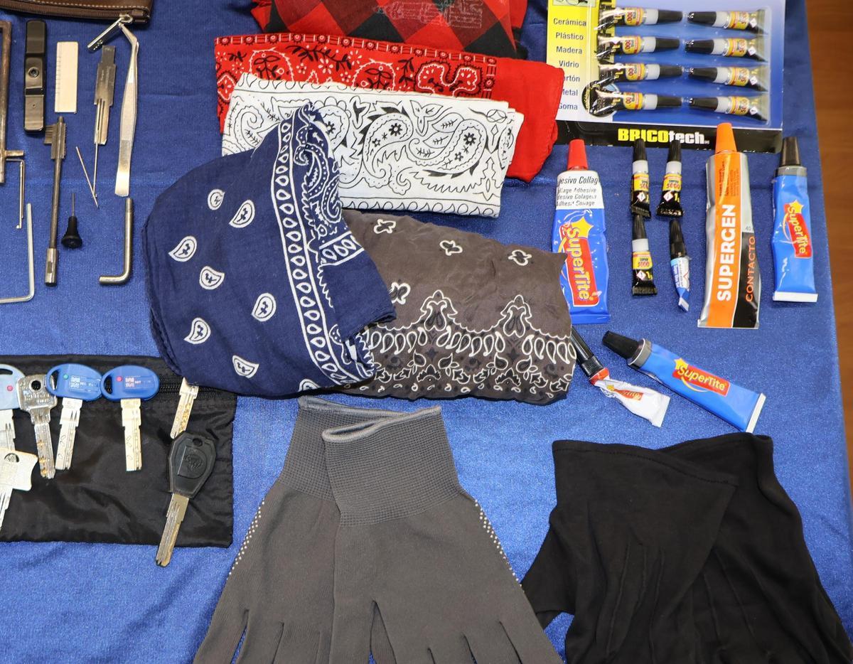 Herramientas decomisadas en viviendas de los sospechosos.