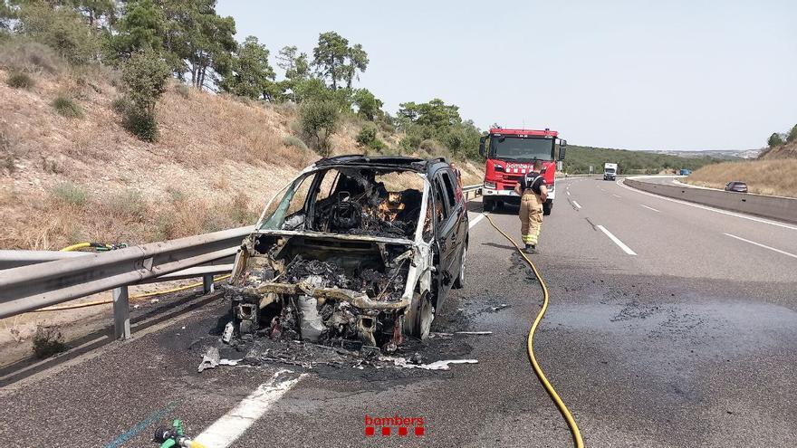 Crema un cotxe en plena carretera a la C-25, a Calonge de Segarra