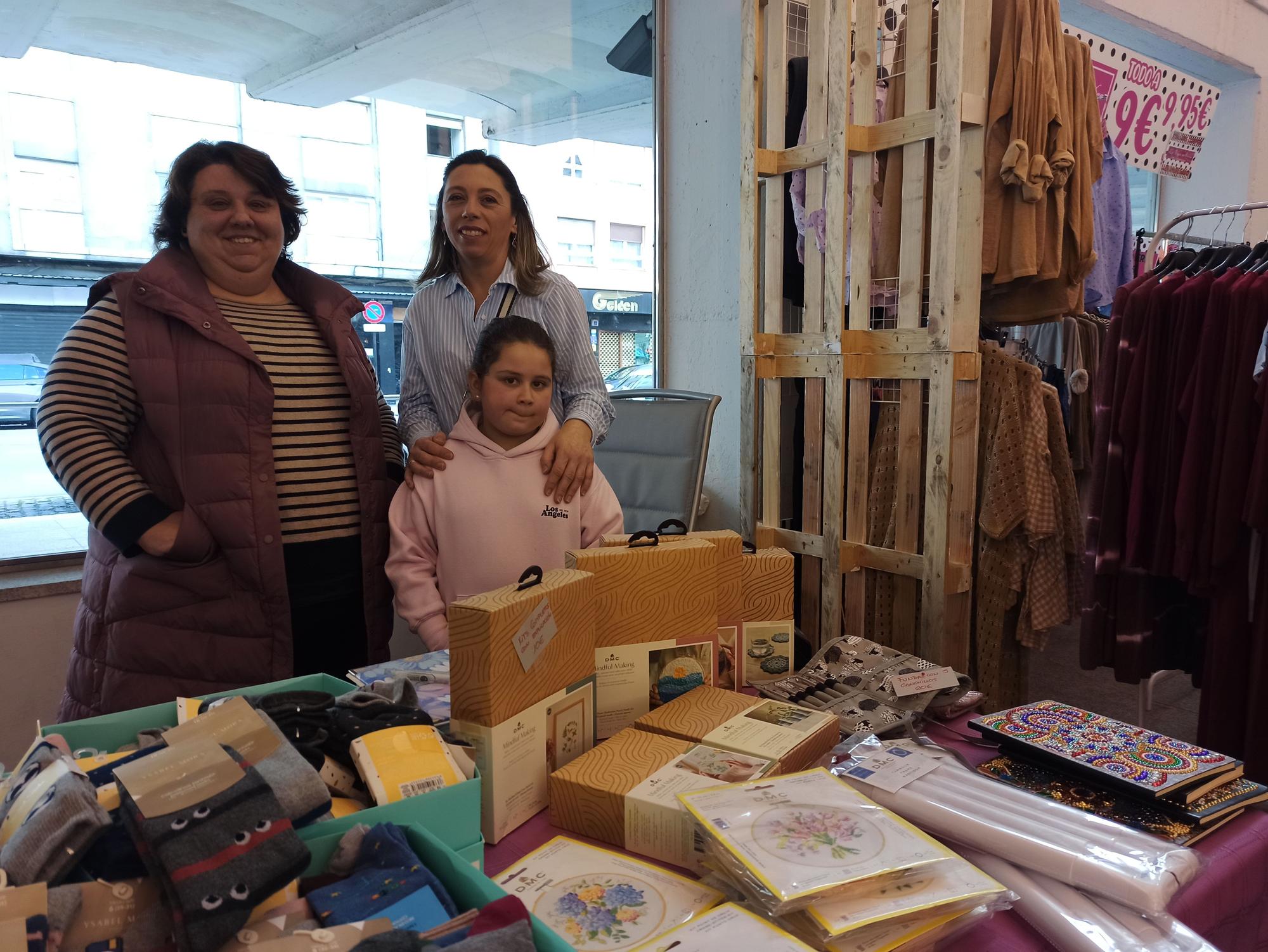 Así es la Feria del Stock de la Pola: Muy buenos precios, grandes chollos y muchos clientes